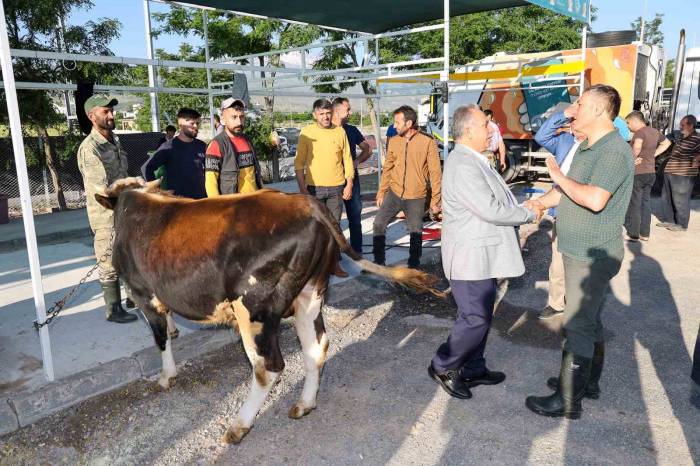 Başkan Yalçın, Vatandaşın Bayram Sevincine Ortak Oldu