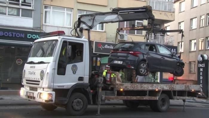 Üsküdar’da Kontrolden Çıkan Araç Yan Yattı: 1 Yaralı