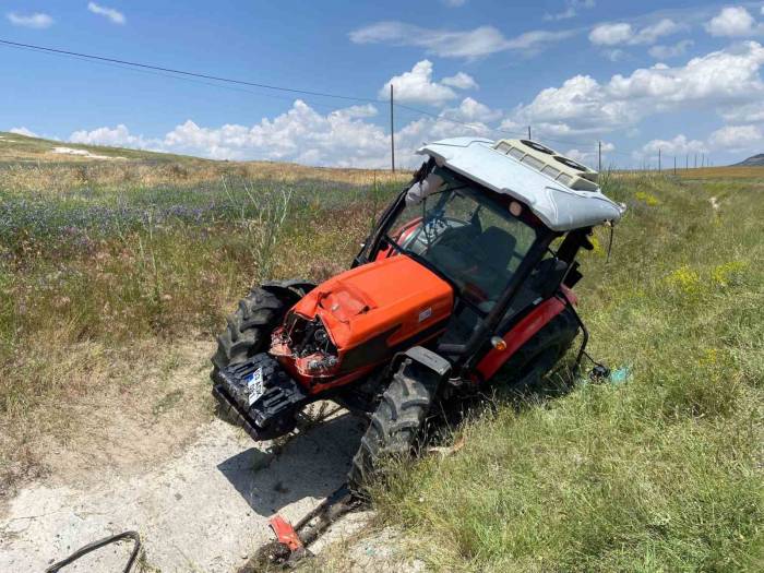 Sulama Kanalına Giren Traktörde 2 Kişi Yaralandı