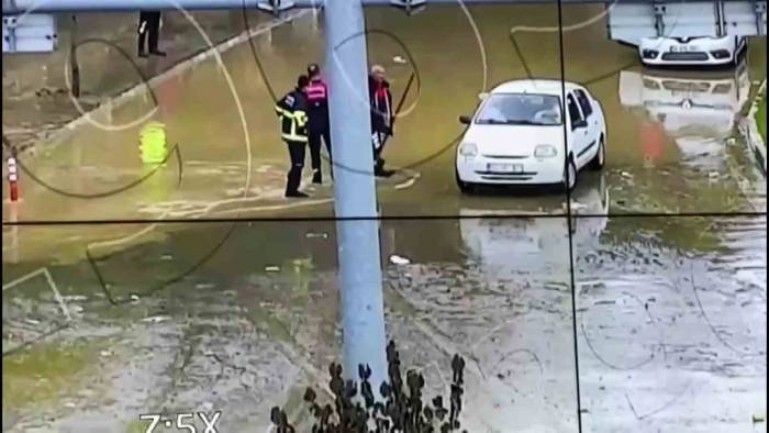 Amasya’da Göle Dönen Yolda Kalan 2 Araçtaki 6 Kişinin Yardımına İtfaiyeciler Yetişti