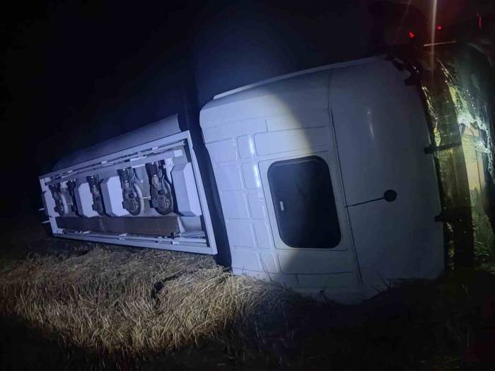Yoldan Çıkan Yakıt Tankeri Devrildi: 3 Yaralı