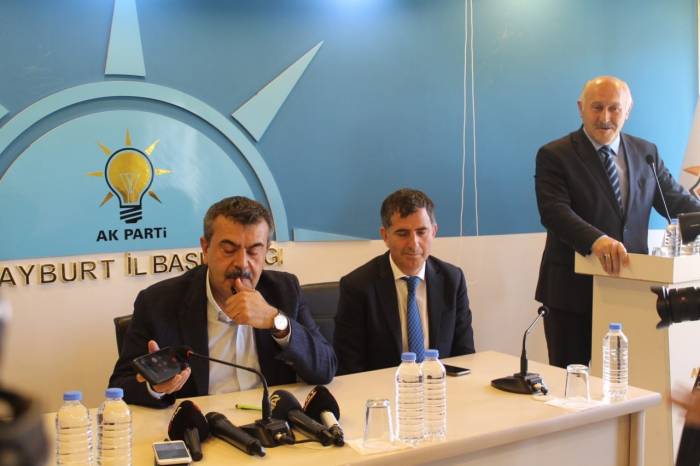 Bakan Tekin’in Ziyaretinde Cumhurbaşkanı Erdoğan Telefonla Bağlanarak Bayburtlulara Methiyeler Dizdi