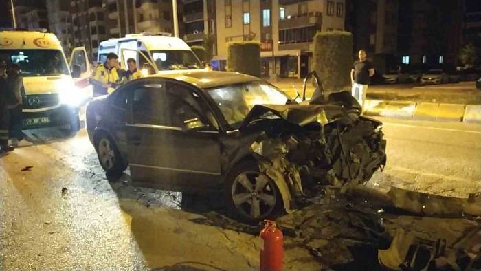 İki Otomobil Çarpıştı: 3 Yaralı