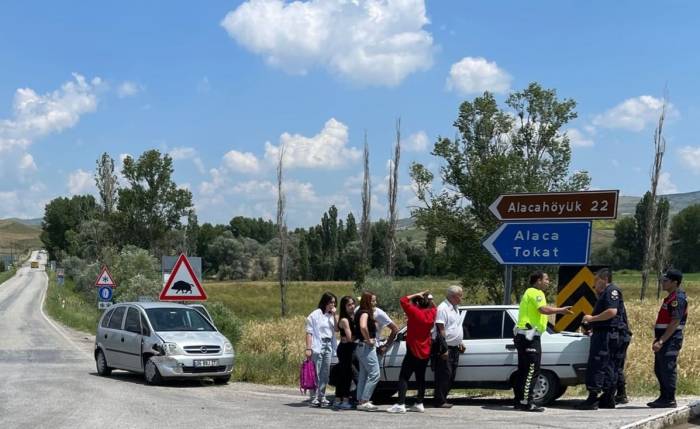 Çorum’da 3 Araç Birbirine Girdi: 1 Yaralı