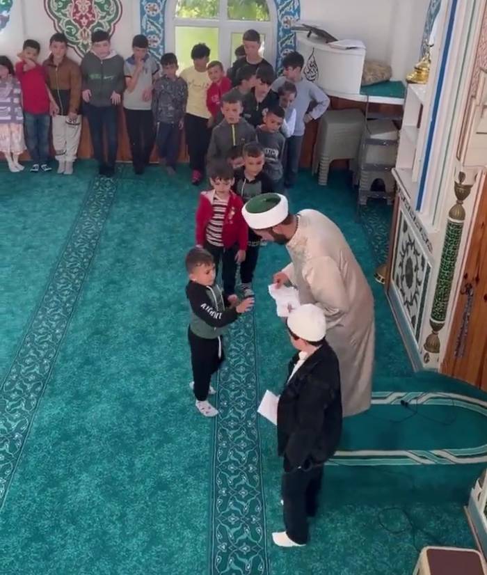 Bayram Namazına Gelen Çocuklara Sürpriz