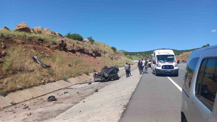 Elazığ’da Otomobil Ters Döndü: 1’i Ağır 3 Yaralı