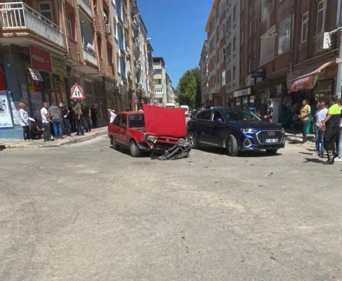 Elazığ’da Otomobil İle Çarpışan Hafif Ticari Araç Yan Yattı: 1 Yaralı