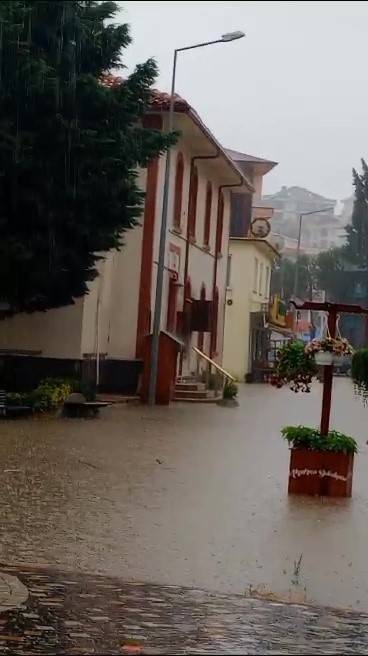 Tatil Bölgesi Sağanak Yağışa Teslim Oldu