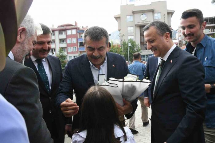 Milli Eğitim Bakanı Tekin, Gümüşhane’de Ziyaretlerde Bulundu