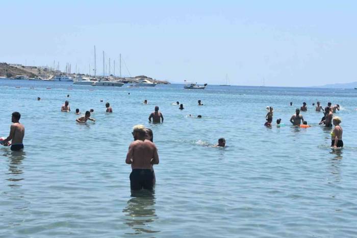 Bodrum’da Bayram Nüfusu 1 Milyona Aştı, Sahiller Doldu Taştı