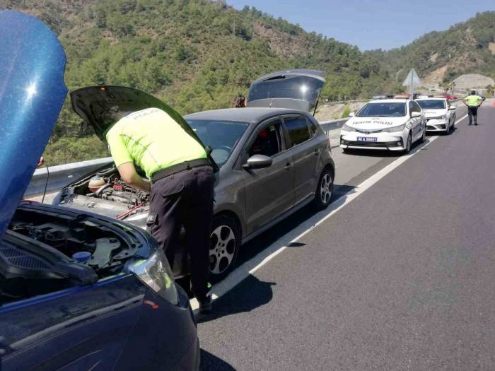 Fethiye’de Yolda Kalanların İmdadına Polis Ekipleri Yetişti