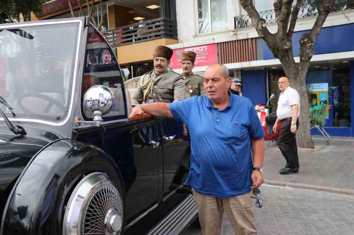 Kendi İmkanıyla Yaptığı Atatürk’ün Makam Aracının Replikasıyla Şehir Şehir Geziyor