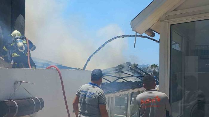 Otelde Yangın Çıktı, Tatilciler Panik Oldu