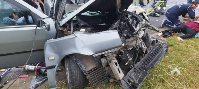 Yolcu Otobüsü İle Otomobil Çarpıştı: 1 Ölü, 3 Yaralı