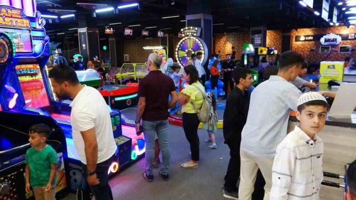 Bayram Harçlıklarını Toplayan Çocuklar Oyun Alanlarına Koştu