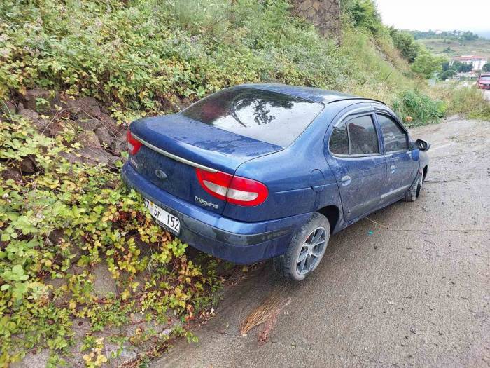 Lastiği Patlayan Otomobil Su Kanalına Düştü: 3 Yaralı