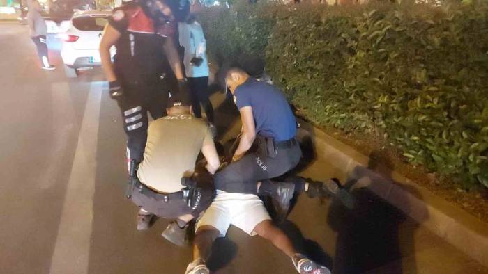 Polise Direnen Kişi Ve Arkadaşı Gözaltına Alındı