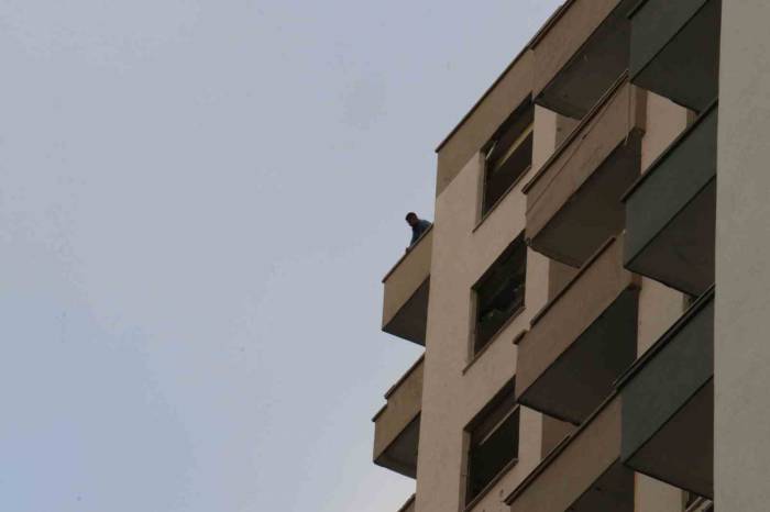 Cüzdanı Çalınınca Ağır Hasarlı Binanın Damına Çıkarak İntihara Kalkıştı