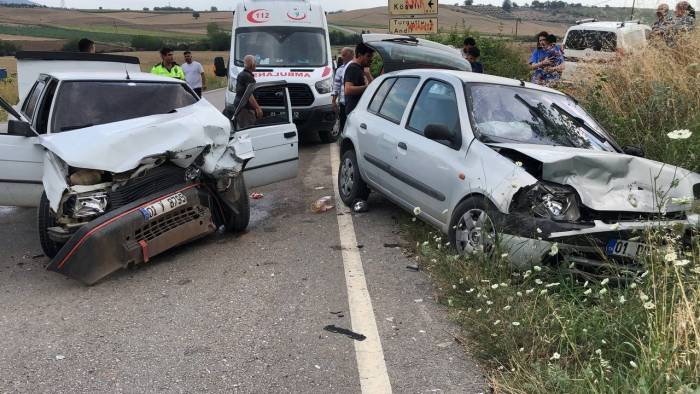 Adana’da İki Araç Kafa Kafaya Çarpıştı: 4 Yaralı