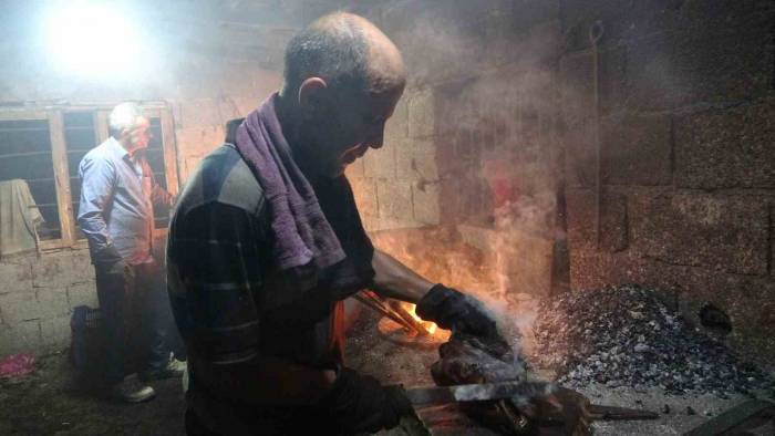 Kurban Kesiminin Ardından 50 Derece Sıcakta Kelle Paça Mesaisi