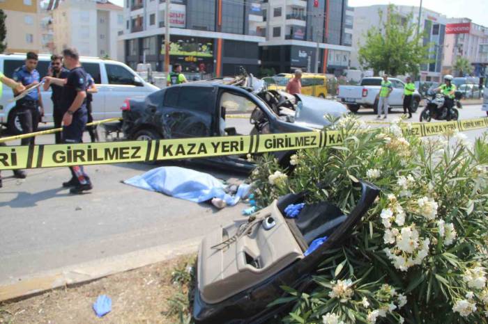 Antalya’da Kontrolden Çıkan Otomobil Karşı Şeritteki Otomobille Çarpıştı: 2 Ölü, 3 Yaralı