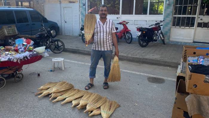 Asırlık Ot Süpürgeler, Son Teknoloji Rakiplerine Karşı Direniyor