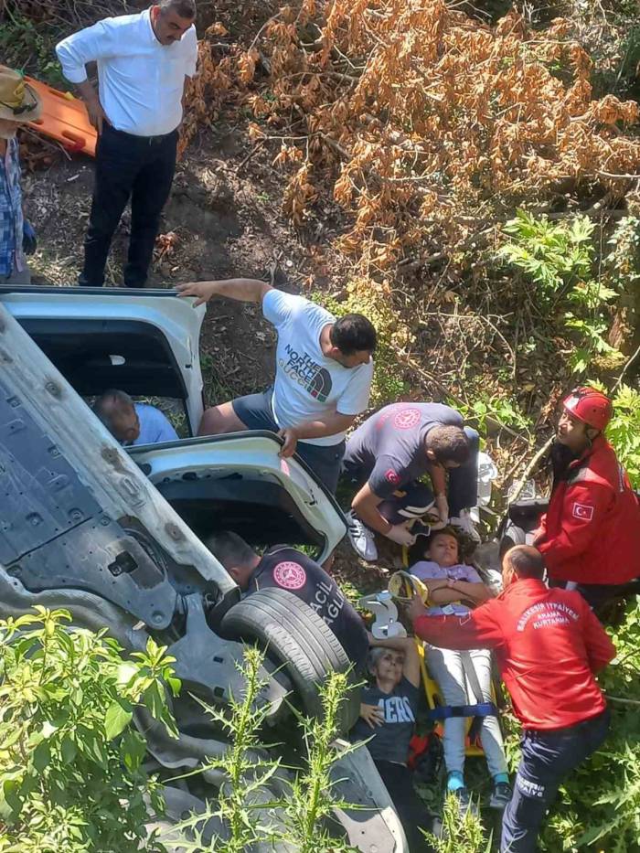 Şarampole Uçan Araçtan 6 Kişi Sağ Çıktı