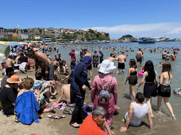 Amasra’da Plajlar Dolu, Tarihi Mekanlarda Da İnsan Seli Yaşandı