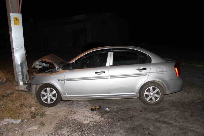 Elazığ’da Otomobiliyle Direğe Çarpan Sürücü Hayatını Kaybetti