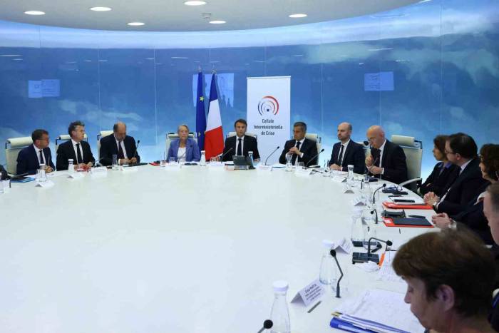 Macron: “sokaklara Daha Fazla Polis Konuşlandırılacak”