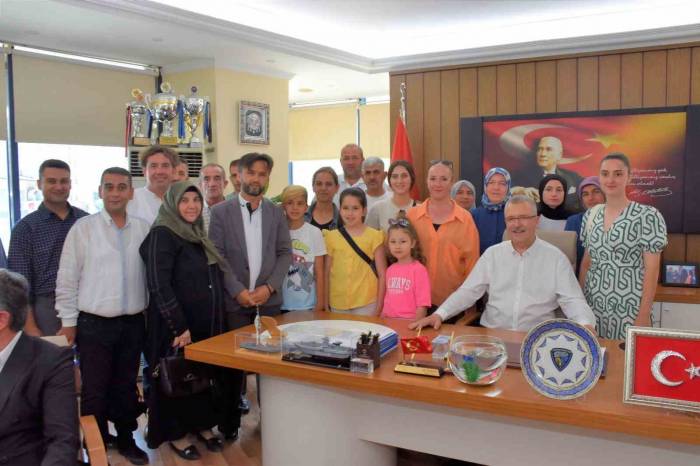 Karacabey’de Belediye Bayramlaşmaları Halk Buluşmasına Döndü