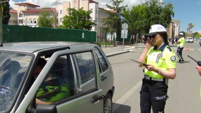 Kars’ta Emniyet Kemeri Takmayan Sürücülere Ceza Kesildi