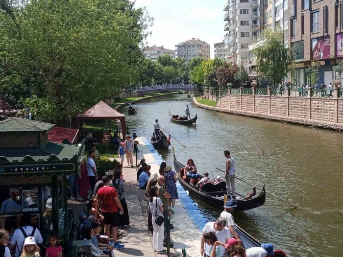 Bayram Tatilini Fırsat Bilen Turistler Eskişehir’e Akın Etti