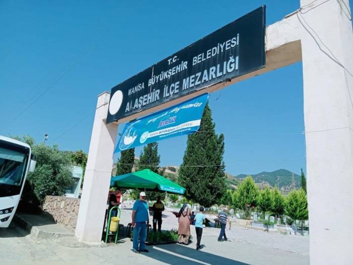 Kabir Ziyareti Yapan Vatandaşlara Büyükşehirden Sıcak Karşılama