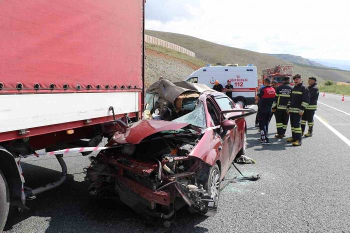 Otomobil Tırın Altına Girdi: 2 Ölü, 3 Yaralı