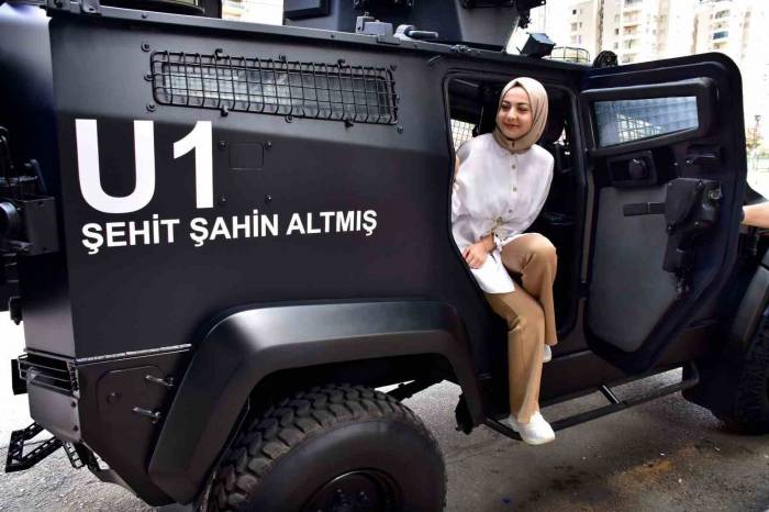 Şehit Ailesini Polis, Üzerinde Şehidin İsmi Yazılı Zırhlı Araçla Ziyaret Etti