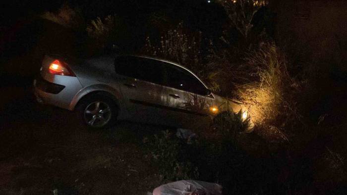 Virajı Alamayan Otomobil Duvara Çarparak Durabildi