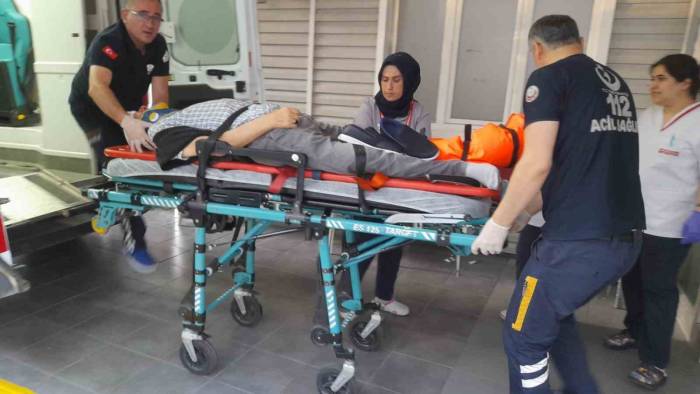 Motosiklet Yolun Karşısına Geçmeye Çalışan Yaşlı Adama Çarptı