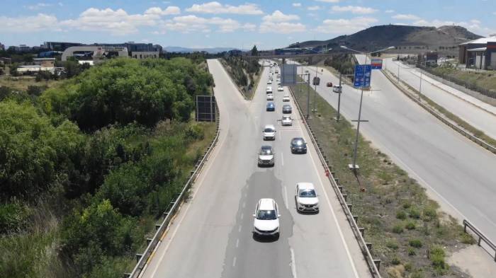 Tatilciler Dönüş Yoluna Geçti: 43 İlin Geçiş Güzergahında Trafik Yoğunluğu Başladı