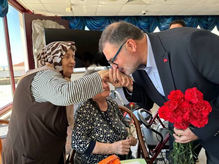 Saygılı, Huzurevi Sakinleriyle Bayramlaştı