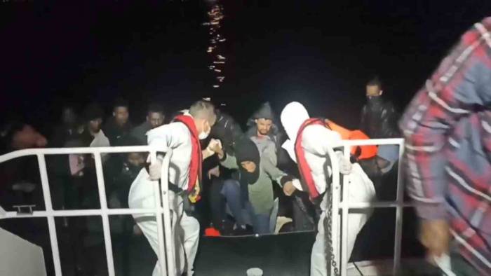 Ayvalık Açıklarında 65 Düzensiz Göçmen Kurtarıldı
