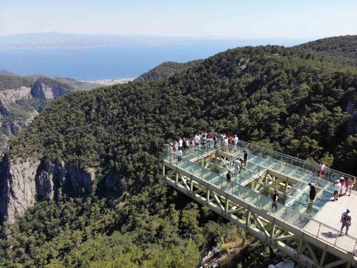 Kazdağları Cam Seyir Terasını 7 Günde 12 Bin Kişi Ziyaret Etti