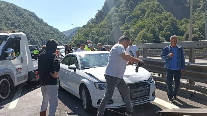 Bayram Dönüş Trafiğinde 18 Araç Birbirine Girdi