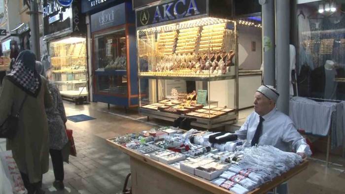 Gözleri Görmeden Tek Başına 66 Yıldır Esnaflık Yapıyor