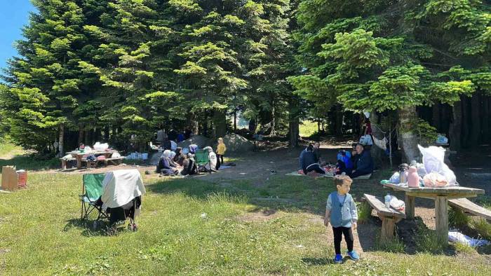 Binlerce Vatandaş Uludağ’a Akın Etti