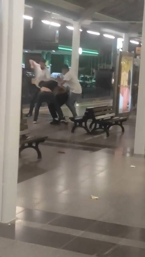 Metro İstasyonunda Yumruklar Havada Uçuştu