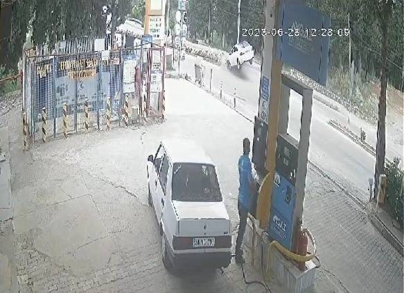 Lüks Araç Aydınlatma Direğine Çarptı: 2 Yaralı