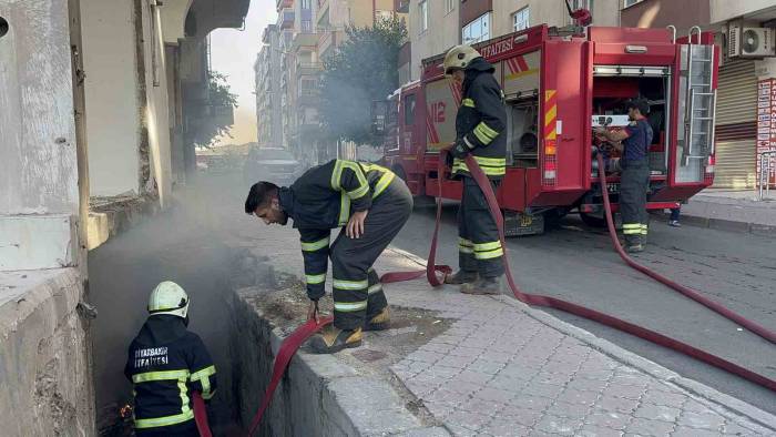 Diyarbakır’da Ağır Hasarlı 7 Katlı Binanın Bodrum Katında Yangın