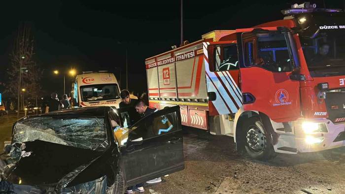 Düzce’de İki Araç Kafa Kafaya Çarpıştı: 2 Ölü, 11 Yaralı