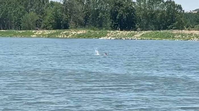Edirne’de Bir Vatandaş Meriç Nehrini Yüzerek Geçti